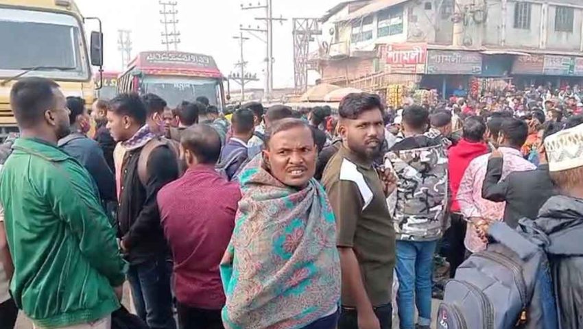  বাড়তি ভাড়া আদায়ের অভিযোগে সাভারে সড়ক অবরোধ