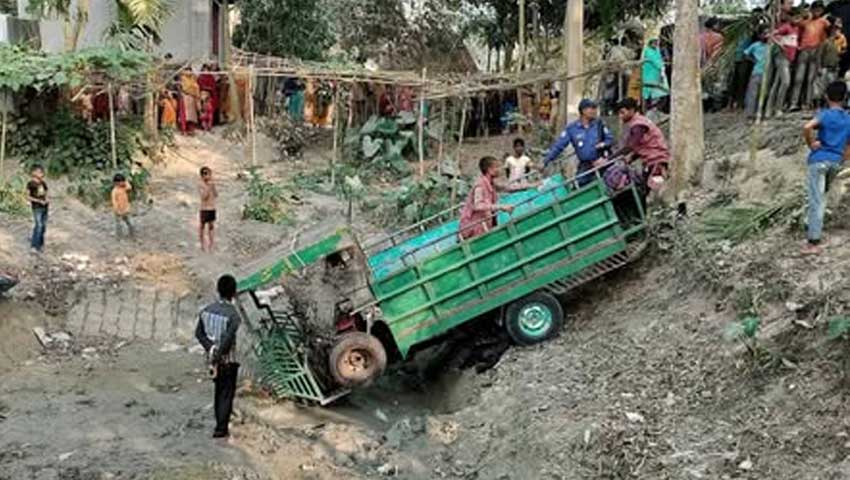 নির্বাচনি সরঞ্জামবাহী পিকআপ খাদে, আহত ৩