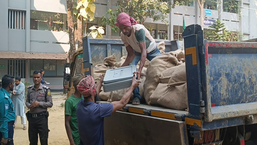 সিলেটে যাচ্ছে ভোটকেন্দ্রে নির্বাচনি সরঞ্জাম 