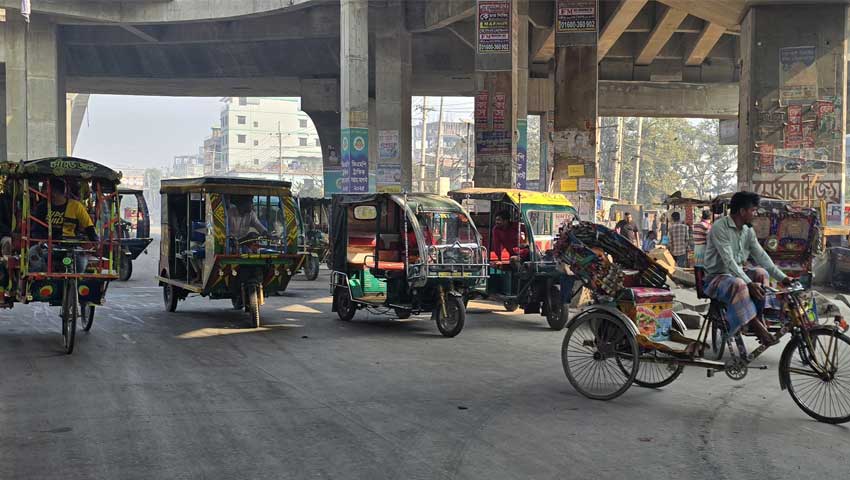 মহাসড়কগুলোতে দাপিয়ে বেড়াচ্ছে অটোরিকশা