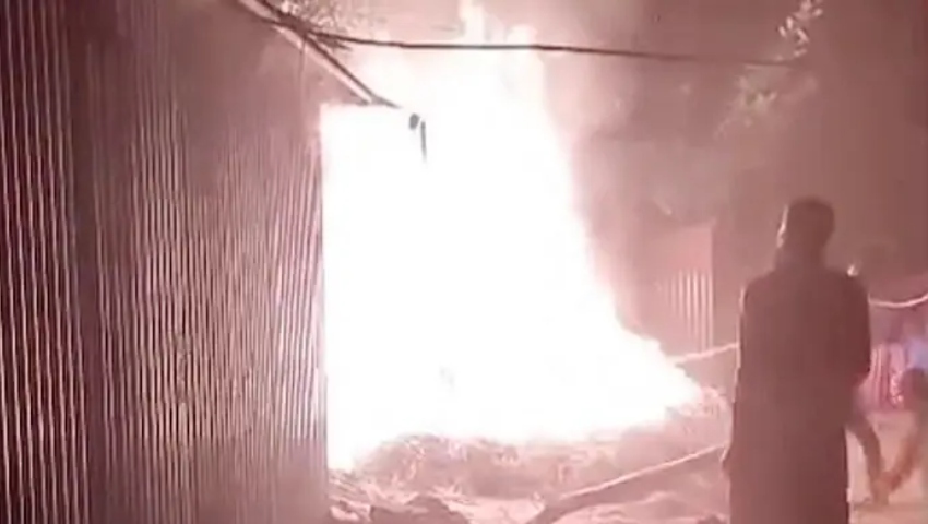  সিরাজগঞ্জে জামায়াত নেতার বাড়িতে আগুন