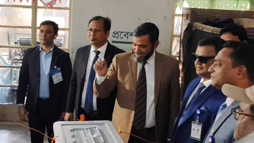ভোট দিলেন নির্বাচন কমিশনার সানাউল্লাহ