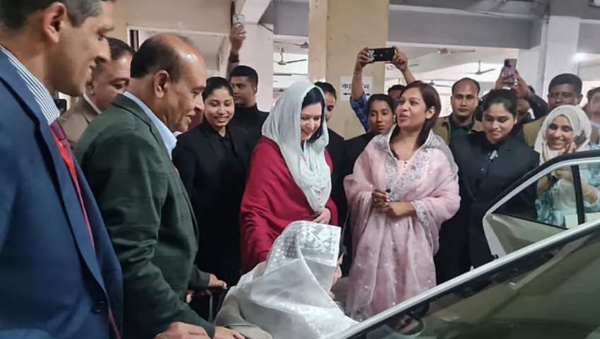 ভোটকেন্দ্রে বৃদ্ধা মাকে নিয়ে গেলেন জুবাইদা রহমান