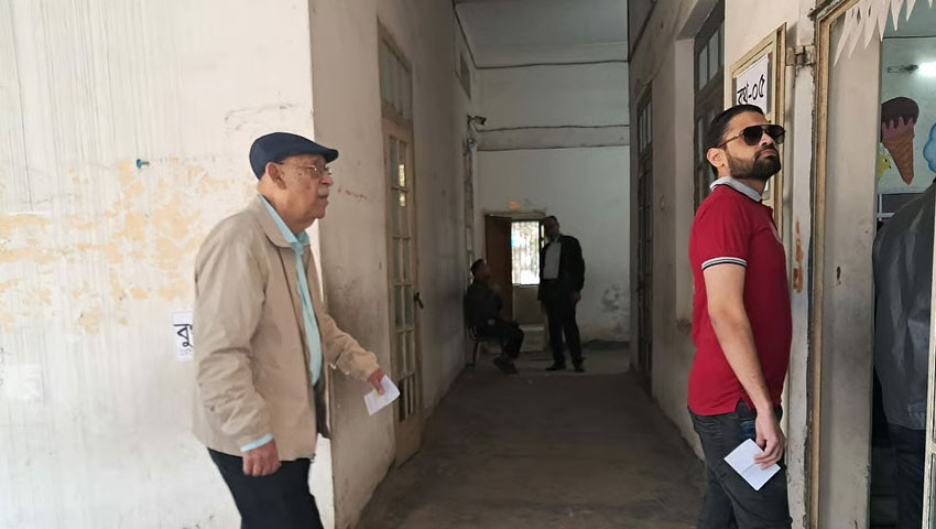 উচ্ছ্বাস আর নতুন বাংলাদেশের স্বপ্নে তারকাদের ভোট প্রদান