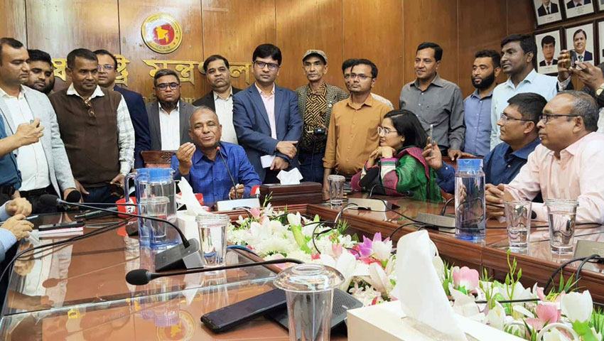 অবশ্যই দেশে থাকব : স্বরাষ্ট্র উপদেষ্টা