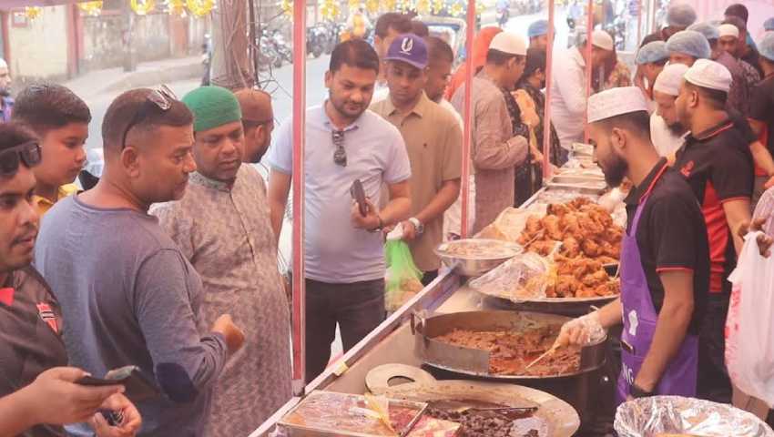 রোজার শুরুতেই জমে উঠেছে ইফতার বাজার