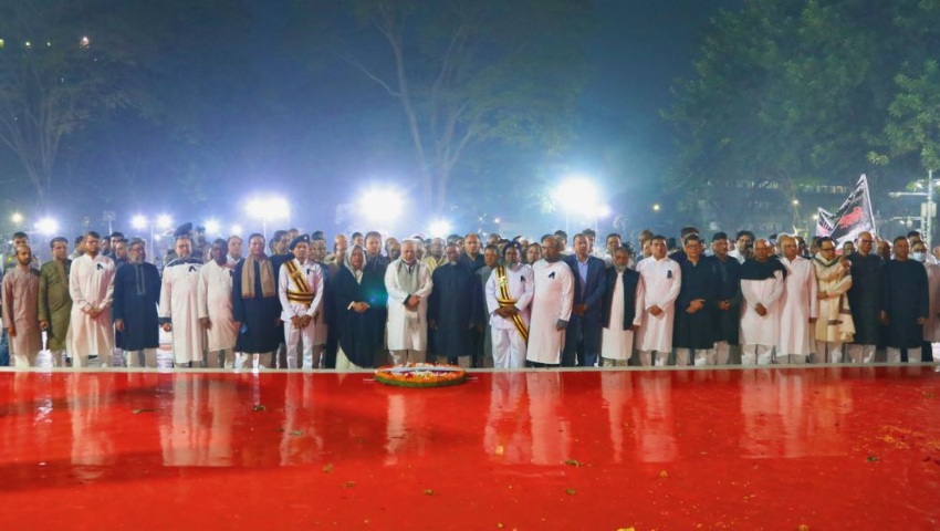 শহিদ মিনারে প্রধান বিচারপতির শ্রদ্ধা নিবেদন