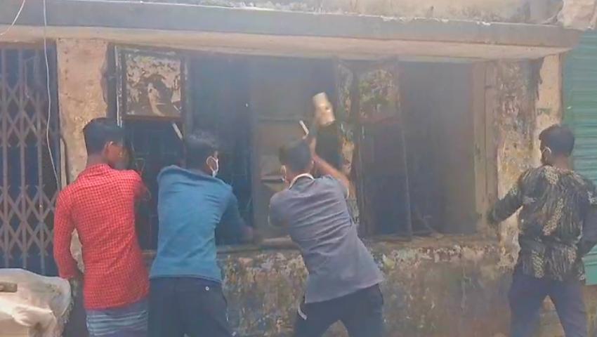 ভাঙচুরের পর জেলা আওয়ামী লীগের কার্যালয়কে পাবলিক টয়লেট ঘোষণা
