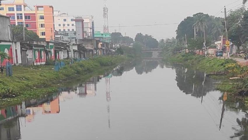 খালের দুর্গন্ধে অতিষ্ঠ সাতক্ষীরা পৌরবাসী