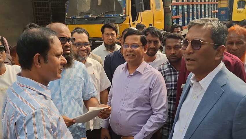 খাদ্য গুদামে হঠাৎ এমপি মানিকের হানা