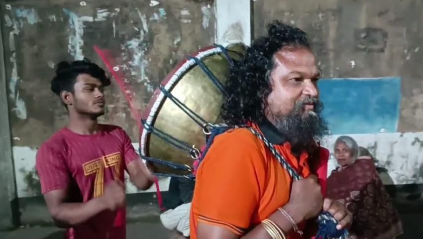 শাহজালালের মাজারে আজও জীবন্ত সাতশ বছরের ‘ডমকা’