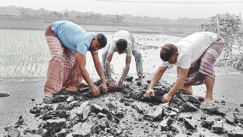 হাতের টানেই উঠে যায় পিচঢালাই