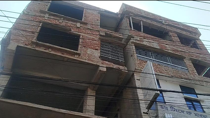 পটিয়ায় হেলে পড়েছে নির্মাণাধীন ভবন, দুর্ঘটনার আশঙ্কা