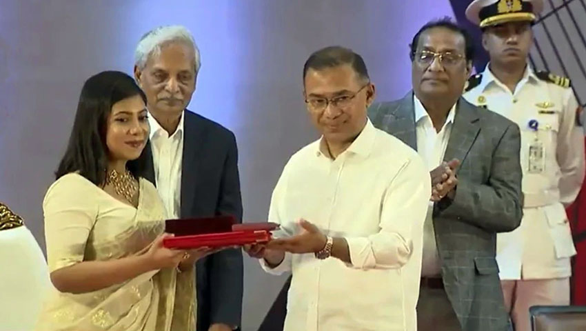 গুণীজনদের হাতে একুশে পদক তুলে দিলেন প্রধানমন্ত্রী