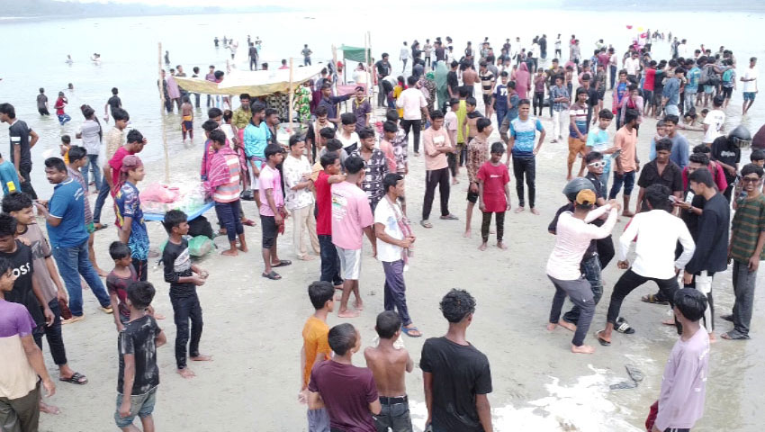 গোপালগঞ্জে মধুমতীর চরে পর্যটকদের ঢল