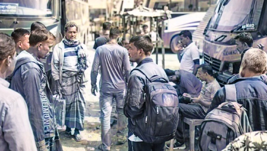 ধান রোপণ শেষে শহরমুখী যাত্রা