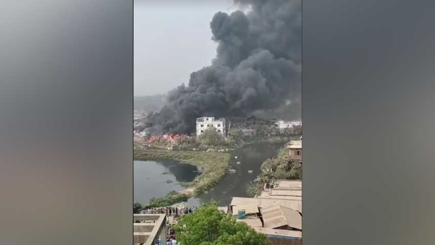 রাজধানীর আদাবরে প্লাস্টিকের গোডাউনে আগুন