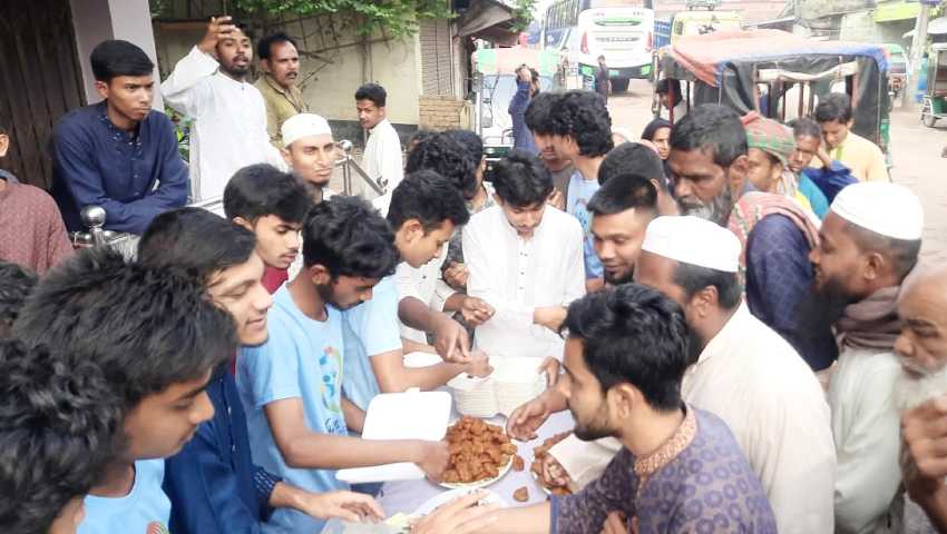 ৫ টাকায় ইফতার সামগ্রী বিতরণ