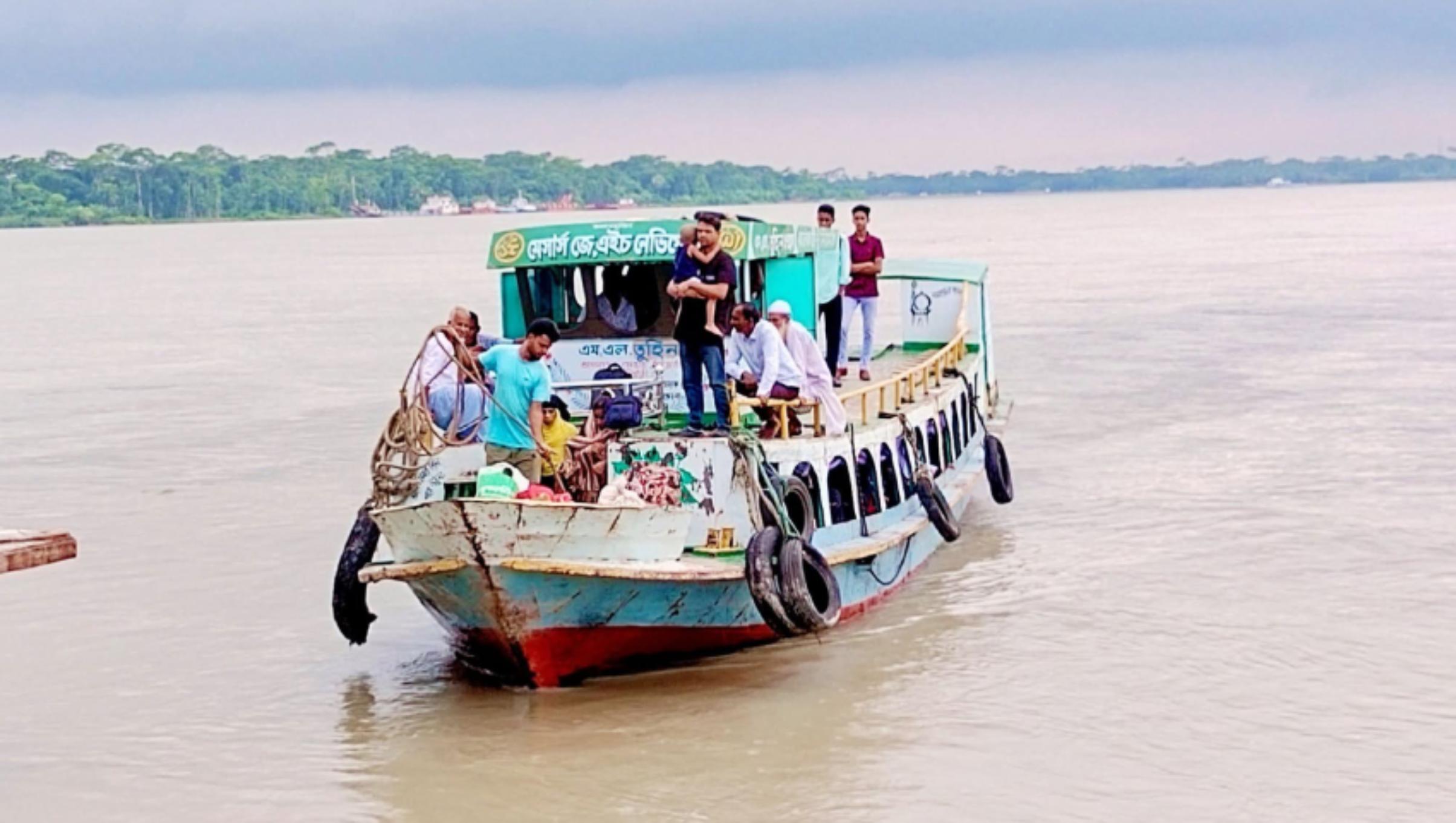 বিষখালী রুটে লঞ্চ বন্ধ, দুর্ভোগে যাত্রীরা