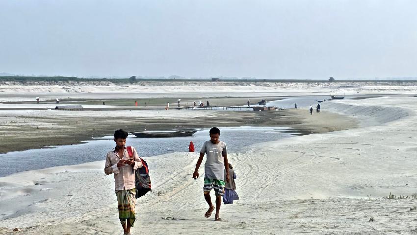 নাব্য সংকট : ফুলছড়ি লটঘাটে নৌযান চলাচল বন্ধ, বিপর্যস্ত জনজীবন
