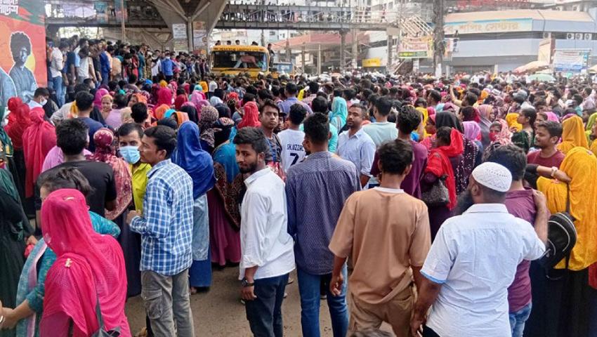 বেতন বকেয়া রেখেই পালালেন মালিক, চট্টগ্রামে পোশাক শ্রমিকদের বিক্ষোভ