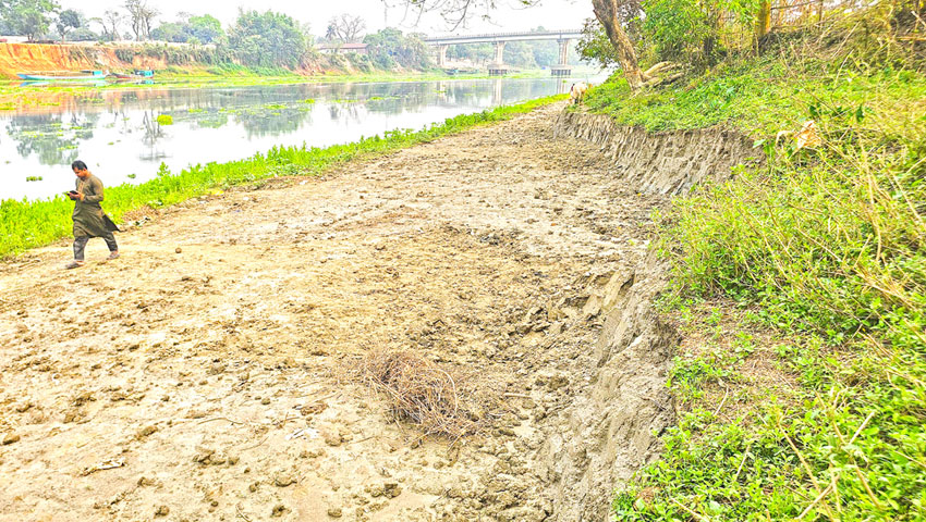 দিনদুপুরে শীতলক্ষ্যা নদীর তীর লুট