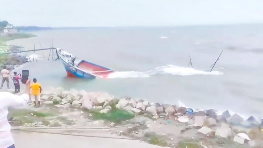 ঝড়ের তাণ্ডবে পদ্মায় সিমেন্টবোঝাই ৩ ট্রলারডুবি