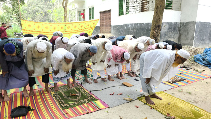  ধর্মপ্রাণ মুসল্লিরা ঈদুল ফিতর নামাজ আদায় করেছেন। ছবি : সময়ের আলো