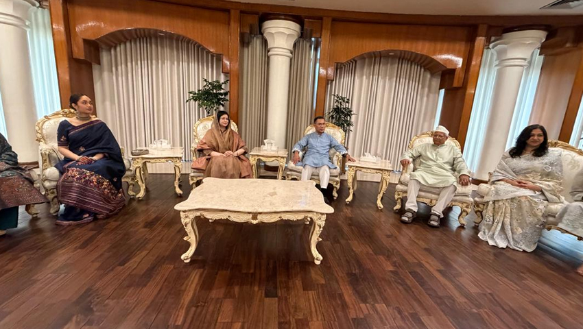 প্রধানমন্ত্রী তারেক রহমানের সঙ্গে ড. ইউনূসের শুভেচ্ছা বিনিময়