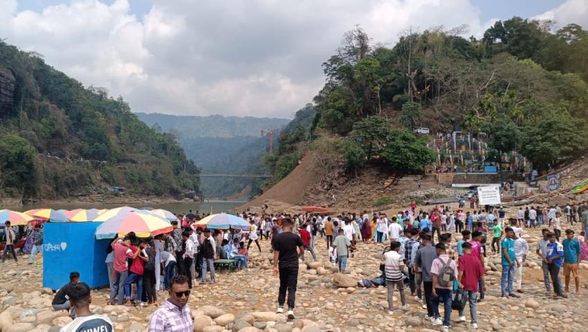 প্রকৃতির টানে জাফলং-ভোলাগঞ্জে লাখো মানুষ