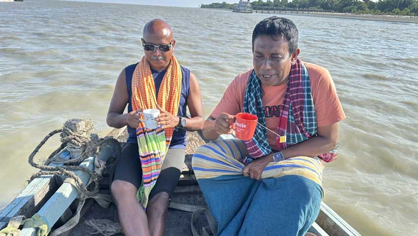 সুন্দরবনে জেলেদের সঙ্গে সাংবাদিক মহসীন উল হাকিম। ছবি : সগৃহীত 