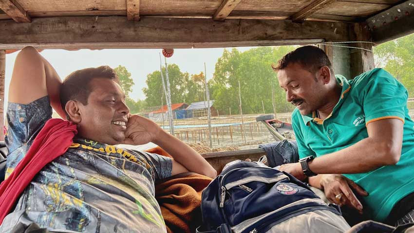 সুন্দরবনে জেলেদের সঙ্গে সাংবাদিক মহসীন উল হাকিম। ছবি : সগৃহীত 