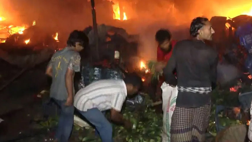 রায়েরবাজার কৃষিমার্কেটে মধ্যরাতে আগুন