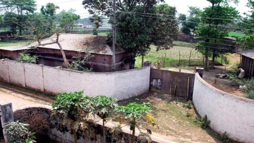 অযত্নে হারাচ্ছে রণচিহ্ন