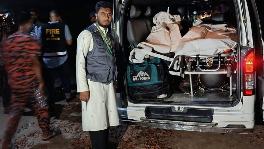 দৌলতদিয়া ঘাটে বাস দুর্ঘটনায় উদ্ধারকাজে হাফেজ্জী চ্যারিটেবল