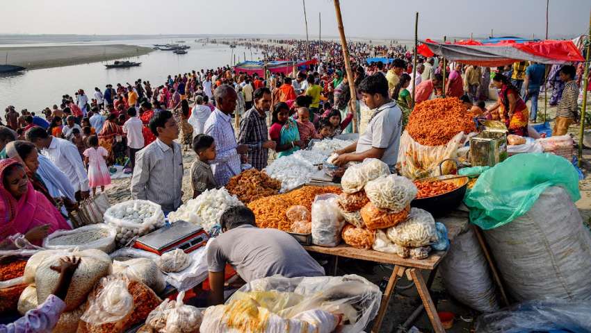 নদীর জলে পুণ্যের খোঁজ