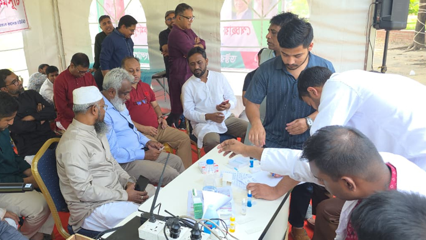জিয়া উদ্যানে স্বেচ্ছায় রক্তদান ও রক্তের গ্রুপ নির্ণয় ড্যাবের
