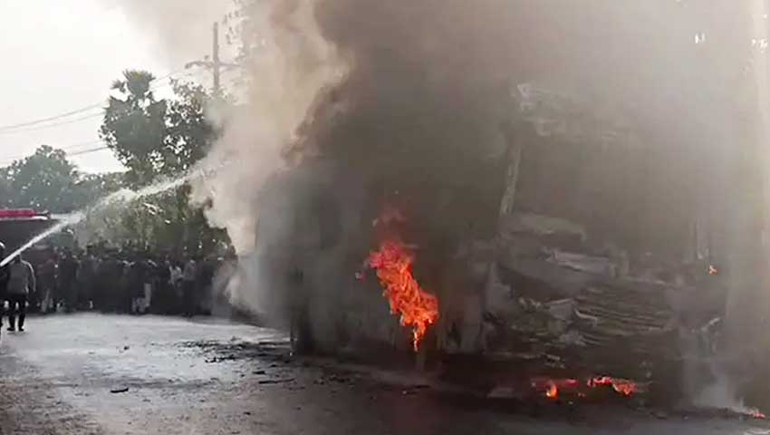 চলন্ত বাসে আগুন, অল্পের জন্য বাঁচলেন অর্ধশতাধিক যাত্রী   