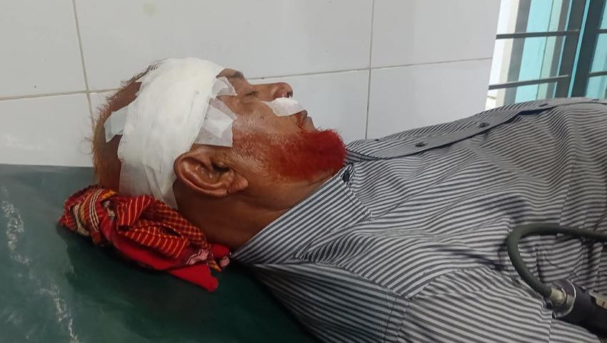 আহত লাল মিয়া। ছবি : সময়ের আলো