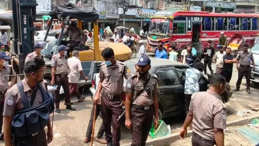 ধোলাইখাল এলাকায় ফুটপাত উদ্ধার অভিযান শুরু