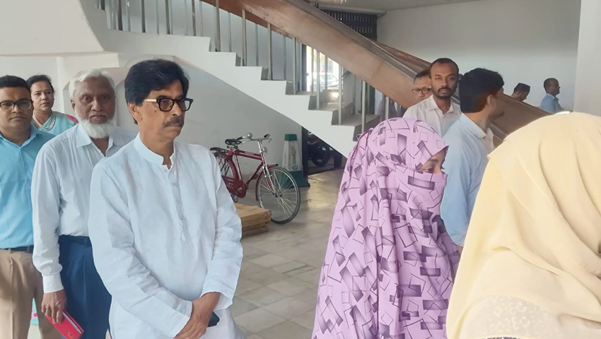 লাইনে দাঁড়িয়ে লিফটে উঠলেন প্রাণিসম্পদমন্ত্রী