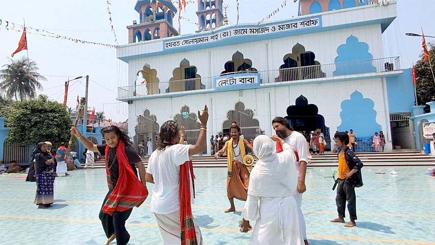 মেলা বন্ধ, তবু ভক্তদের ভিড়