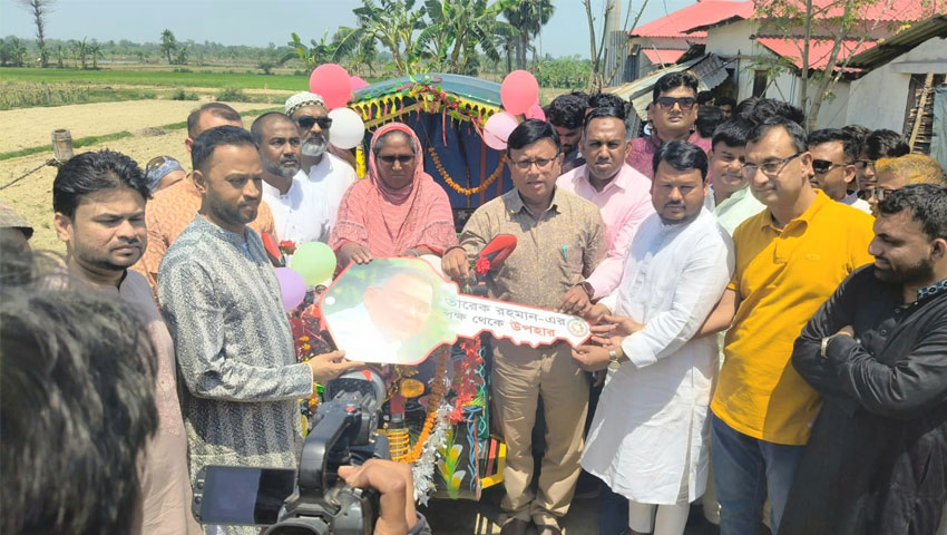 অসহায় টুলি বেগমের কাছে উপহার পাঠালেন প্রধানমন্ত্রী
