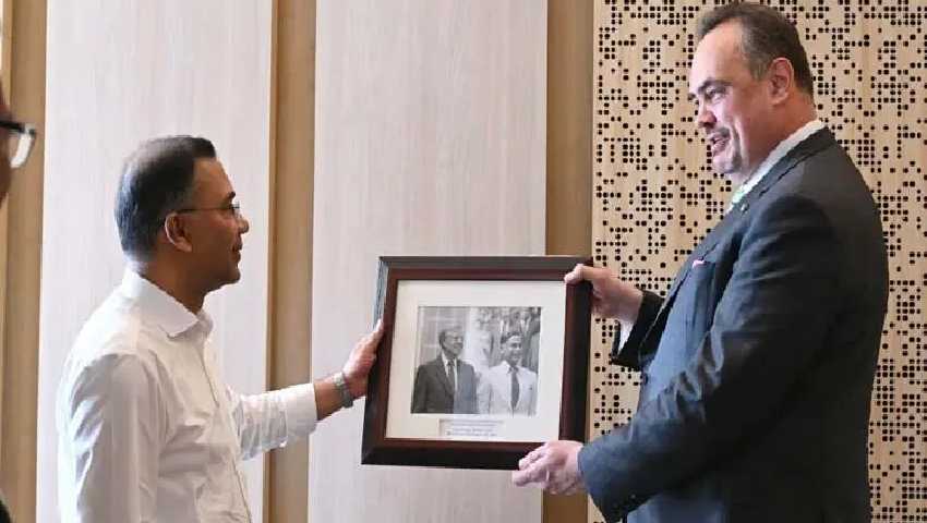প্রধানমন্ত্রীকে দুর্লভ ছবি উপহার দিলেন মার্কিন রাষ্ট্রদূত