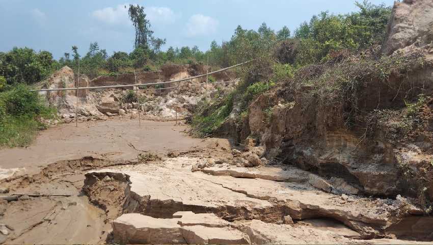 টিলা ভেঙে বালু বিক্রির অভিযোগ