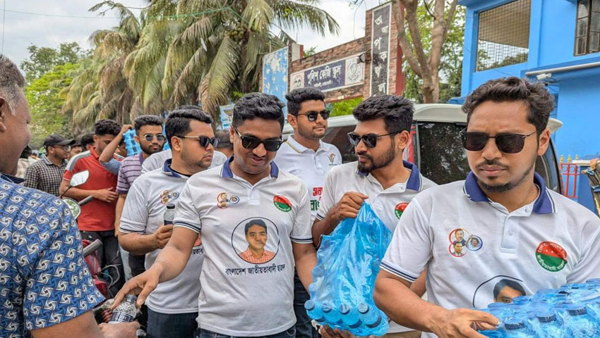 তেলের জন্য অপেক্ষমাণ বাইকারদের পানি-স্যালাইন দিল ছাত্রদল