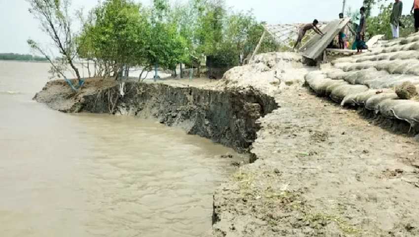 খোলপেটুয়া নদীর বেড়িবাঁধে ভয়াবহ ভাঙন