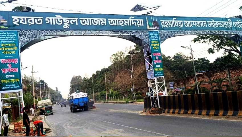 মহাসড়ক দখল করে ‘বিপজ্জনক’ লোহার তোরণ 