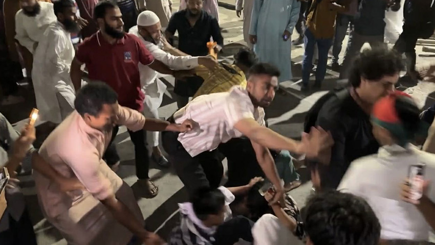 শাহবাগে ট্রান্সজেন্ডারদের মারধর