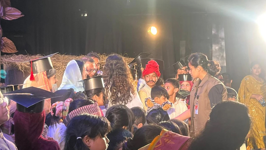 সপরিবারে ‘কবি চিতাবাঘ’ মঞ্চ নাটক দেখলেন প্রধানমন্ত্রী